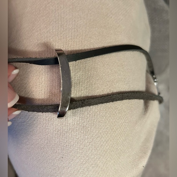 GUCCI 6100L Wrap Around Watch - Picture 6 of 8